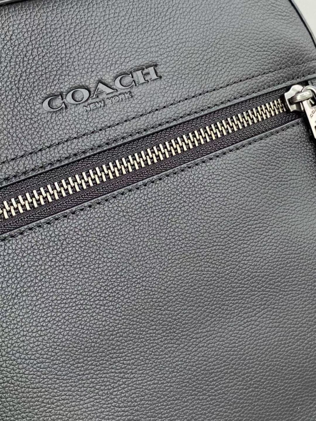Coach C家 F68014新款男士包 飞行员包简单款斜挎包 头层牛皮材质小方包商务休闲单肩小斜挎男士单肩包 简单 品都可以放下哦 尺寸：23 27 5