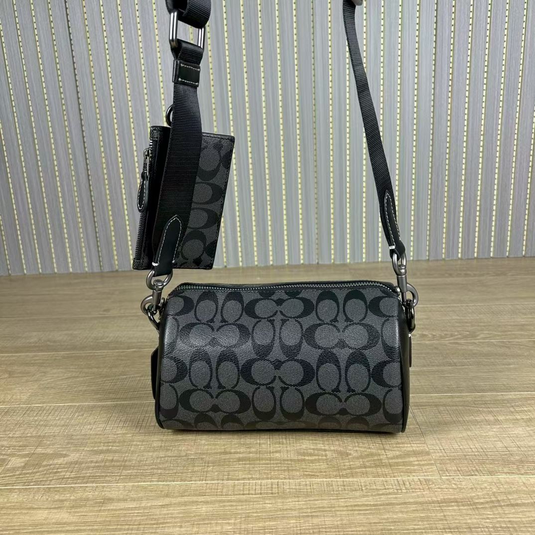 Coach 新款CJ674 Axel 二合一斜挎包 夏日小巧百搭的斜挎包来咯 ～这款延续 包型 枕头包的款式
