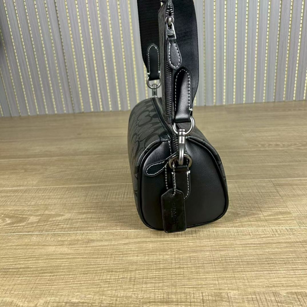 Coach 新款CJ674 Axel 二合一斜挎包 夏日小巧百搭的斜挎包来咯 ～这款延续 包型 枕头包的款式