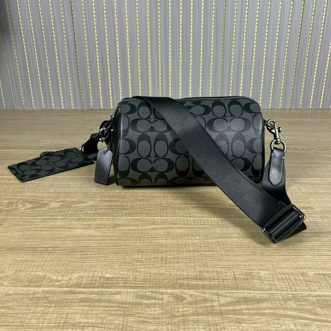 Coach 新款CJ674 Axel 二合一斜挎包 夏日小巧百搭的斜挎包来咯 ～这款延续 包型 枕头包的款式