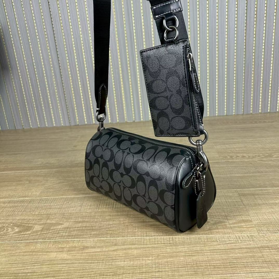 Coach 新款CJ674 Axel 二合一斜挎包 夏日小巧百搭的斜挎包来咯 ～这款延续 包型 枕头包的款式
