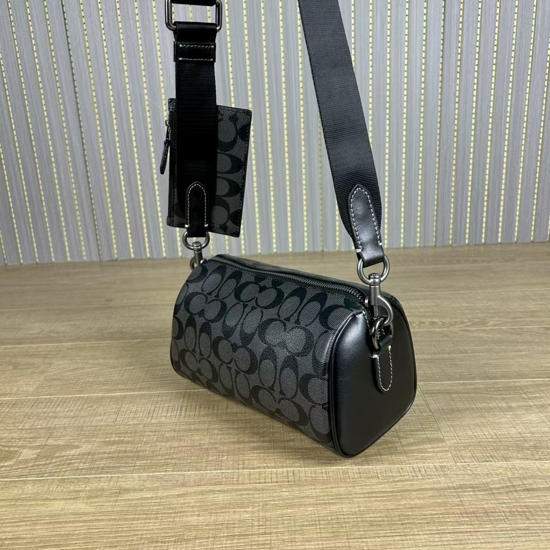Coach 新款CJ674 Axel 二合一斜挎包 夏日小巧百搭的斜挎包来咯 ～这款延续 包型 枕头包的款式