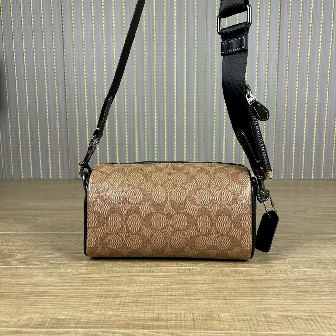 Coach 新款CJ674 Axel 二合一斜挎包 夏日小巧百搭的斜挎包来咯 ～这款延续 包型 枕头包的款式