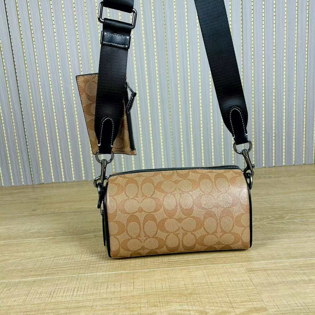 Coach 新款CJ674 Axel 二合一斜挎包 夏日小巧百搭的斜挎包来咯 ～这款延续 包型 枕头包的款式