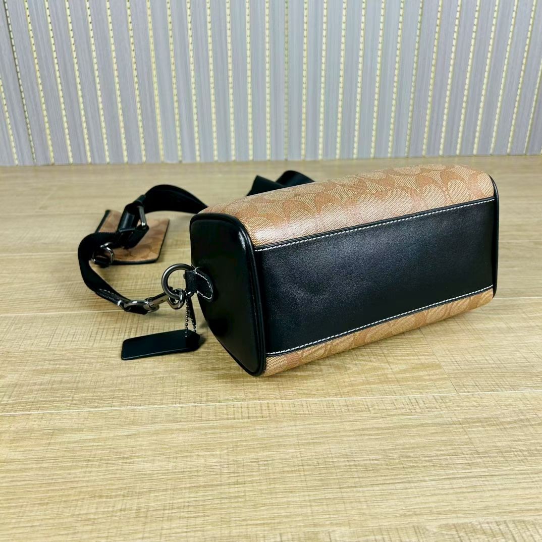 Coach 新款CJ674 Axel 二合一斜挎包 夏日小巧百搭的斜挎包来咯 ～这款延续 包型 枕头包的款式