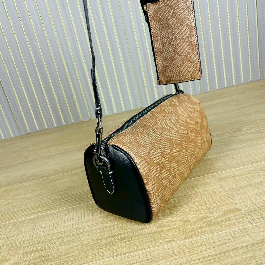 Coach 新款CJ674 Axel 二合一斜挎包 夏日小巧百搭的斜挎包来咯 ～这款延续 包型 枕头包的款式