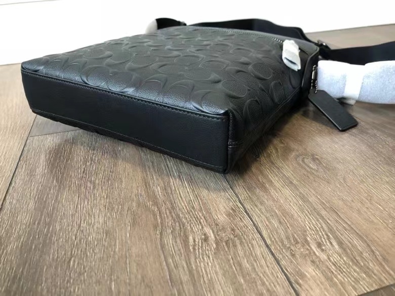 Coach C家 4009新款男士包飞行员包简单款斜挎包 头层荔枝纹牛皮材质