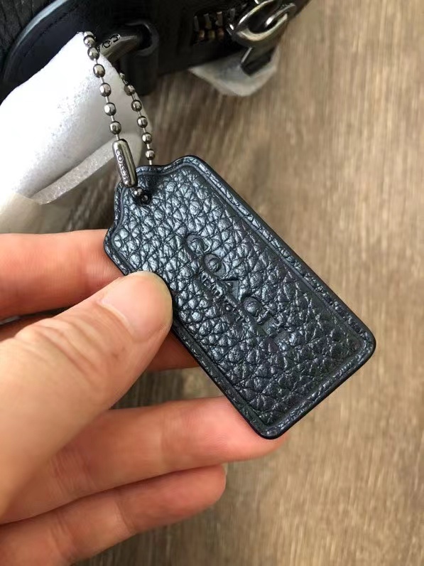 Coach C家 4011 新款男士包飞行员包简单款斜挎包 头层荔枝纹牛皮材质