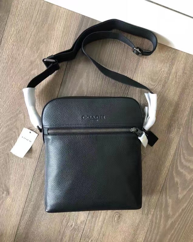 Coach C家 4011 新款男士包飞行员包简单款斜挎包 头层荔枝纹牛皮材质