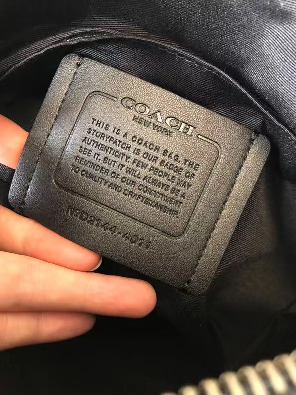 Coach C家 4011 新款男士包飞行员包简单款斜挎包 头层荔枝纹牛皮材质
