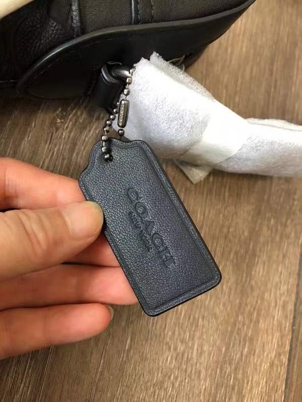 Coach C家 4009新款男士包飞行员包简单款斜挎包 头层荔枝纹牛皮材质