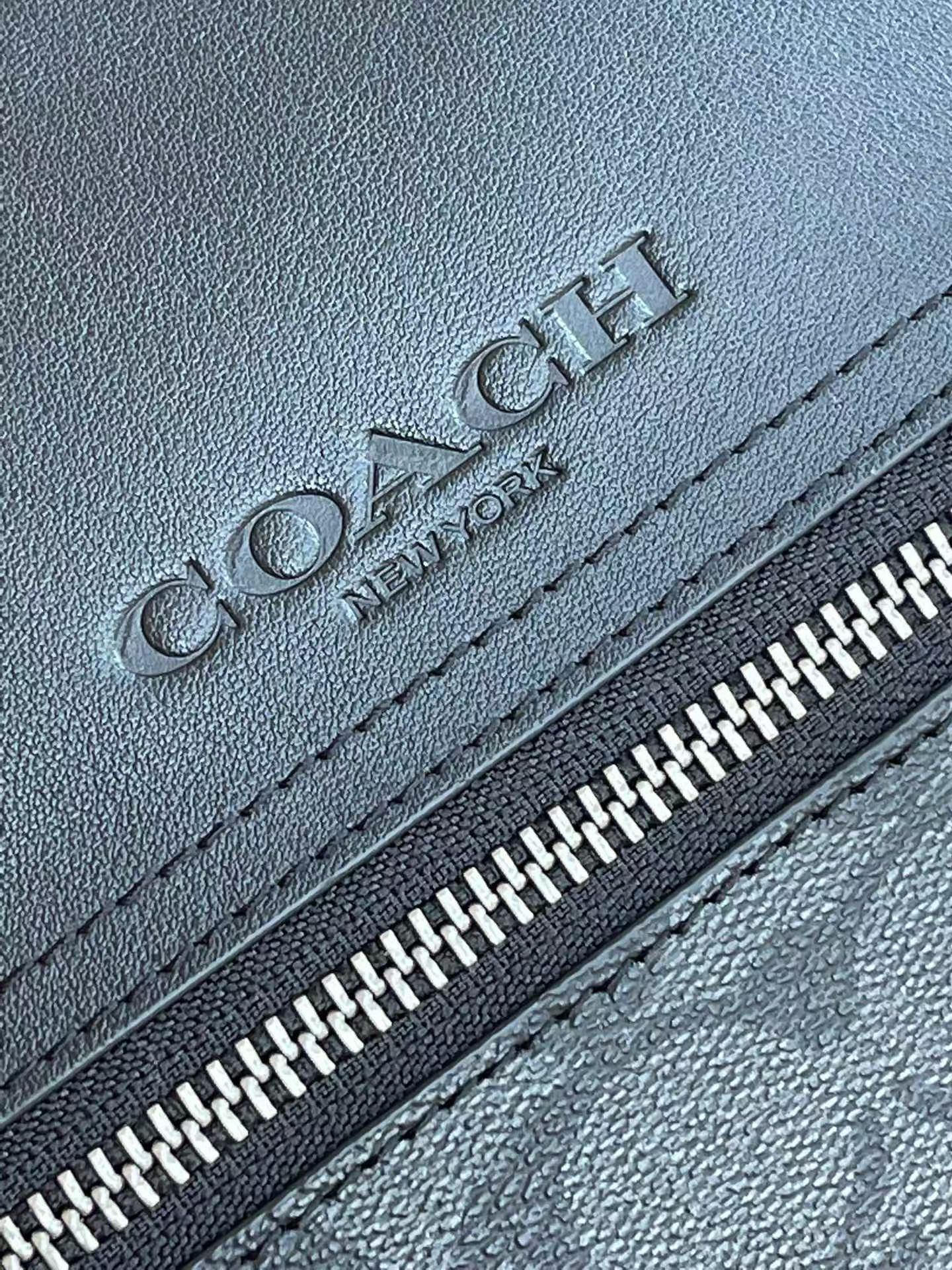 Coach 新款男士单肩斜挎包 商务休闲款 标志涂层帆布和精制小牛皮 内置拉链/手机/多功能袋 拉链封口