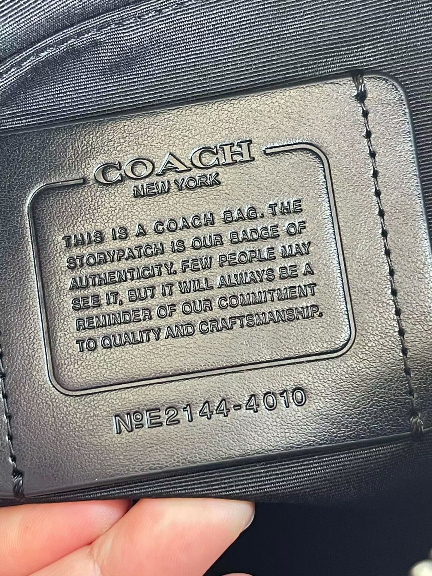 Coach 新款男士单肩斜挎包 商务休闲款 标志涂层帆布和精制小牛皮 内置拉链/手机/多功能袋 拉链封口