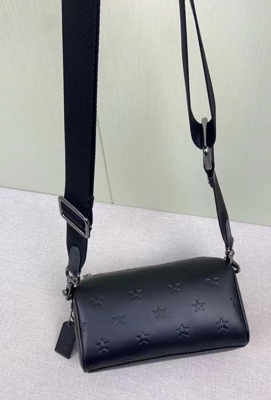 Coach 12月新品 cw324 男士axel crossbody充满活力的12月男士斜挎包axel出了新的印花纯牛皮材质压印了梦幻的小星星是童真 是梦想 超实用的容量满足日常需求 还自带一个小卡包 尺寸21-11-10