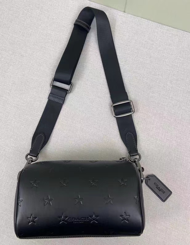 Coach 12月新品 cw324 男士axel crossbody充满活力的12月男士斜挎包axel出了新的印花纯牛皮材质压印了梦幻的小星星是童真 是梦想 超实用的容量满足日常需求 还自带一个小卡包 尺寸21-11-10