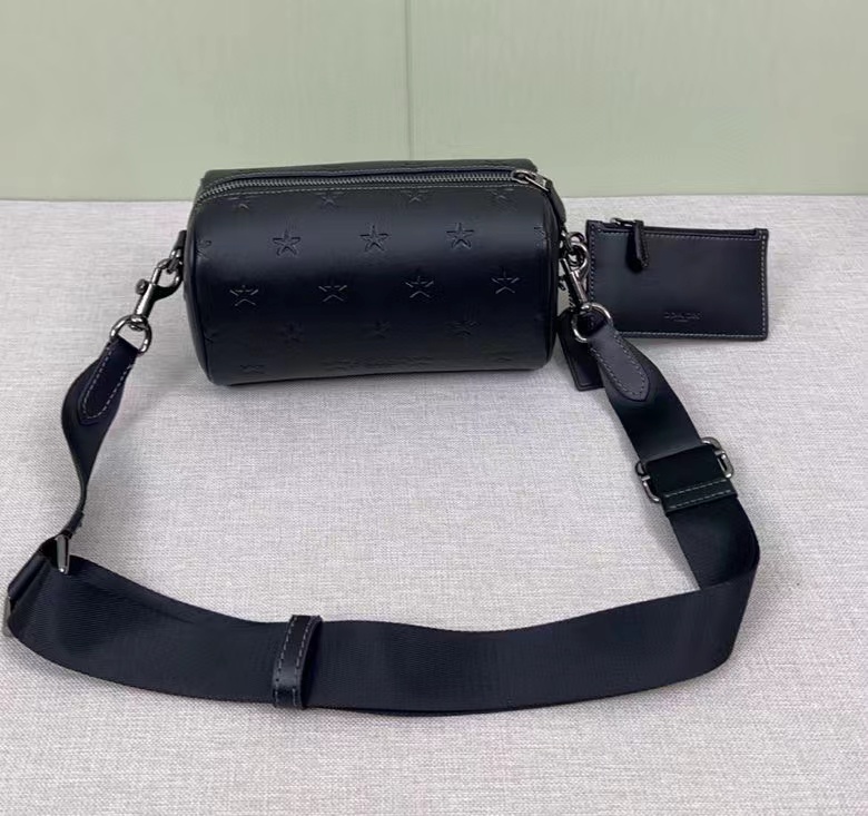 Coach 12月新品 cw324 男士axel crossbody充满活力的12月男士斜挎包axel出了新的印花纯牛皮材质压印了梦幻的小星星是童真 是梦想 超实用的容量满足日常需求 还自带一个小卡包 尺寸21-11-10