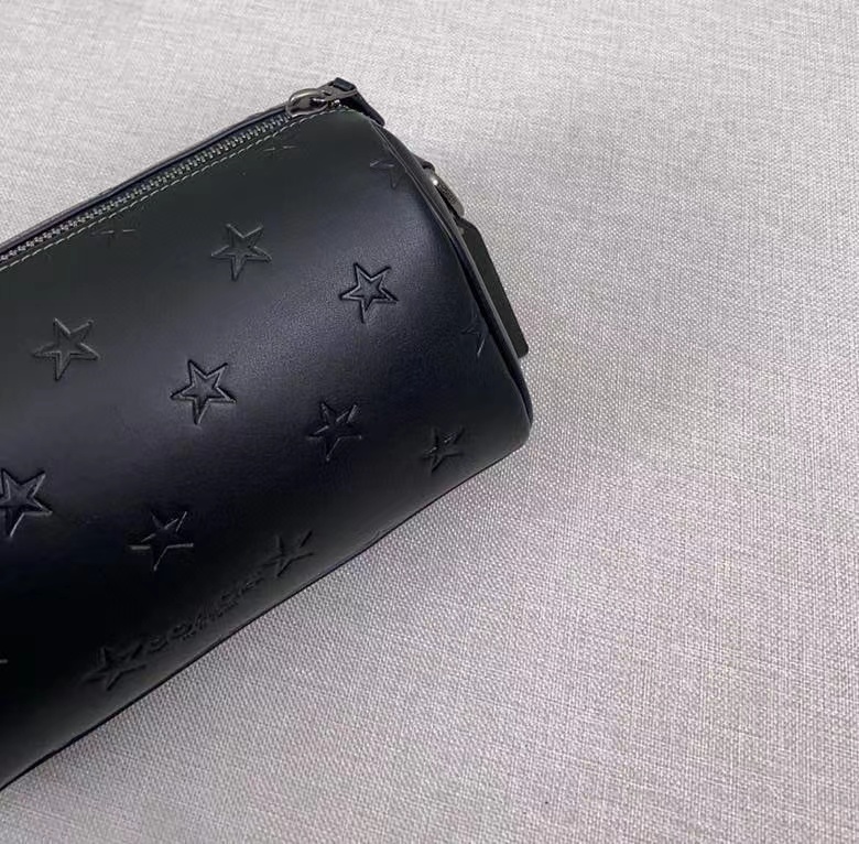 Coach 12月新品 cw324 男士axel crossbody充满活力的12月男士斜挎包axel出了新的印花纯牛皮材质压印了梦幻的小星星是童真 是梦想 超实用的容量满足日常需求 还自带一个小卡包 尺寸21-11-10