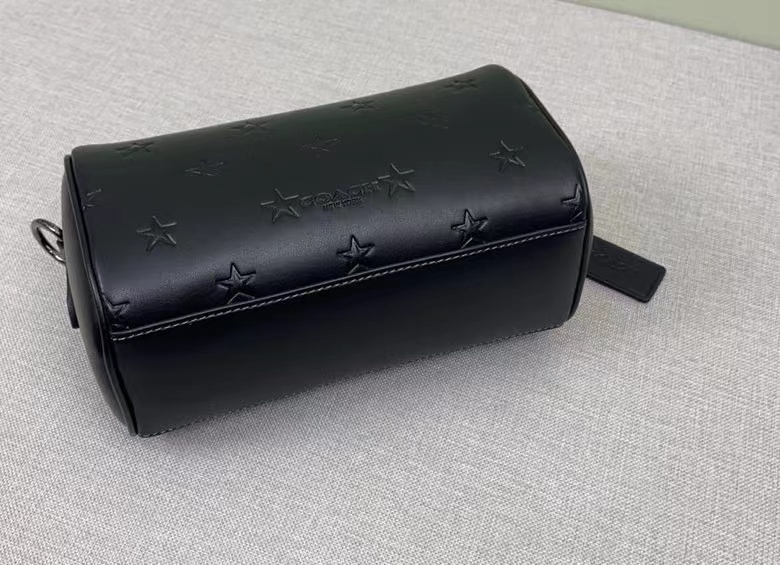 Coach 12月新品 cw324 男士axel crossbody充满活力的12月男士斜挎包axel出了新的印花纯牛皮材质压印了梦幻的小星星是童真 是梦想 超实用的容量满足日常需求 还自带一个小卡包 尺寸21-11-10