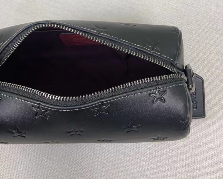 Coach 12月新品 cw324 男士axel crossbody充满活力的12月男士斜挎包axel出了新的印花纯牛皮材质压印了梦幻的小星星是童真 是梦想 超实用的容量满足日常需求 还自带一个小卡包 尺寸21-11-10
