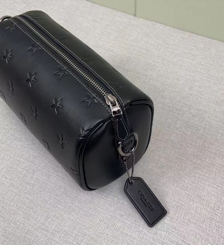 Coach 12月新品 cw324 男士axel crossbody充满活力的12月男士斜挎包axel出了新的印花纯牛皮材质压印了梦幻的小星星是童真 是梦想 超实用的容量满足日常需求 还自带一个小卡包 尺寸21-11-10