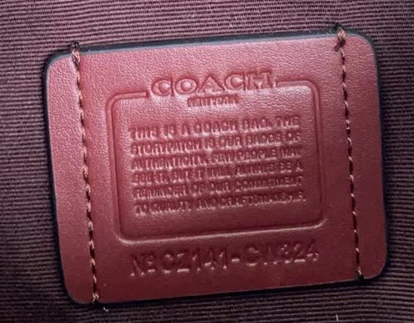 Coach 12月新品 cw324 男士axel crossbody充满活力的12月男士斜挎包axel出了新的印花纯牛皮材质压印了梦幻的小星星是童真 是梦想 超实用的容量满足日常需求 还自带一个小卡包 尺寸21-11-10