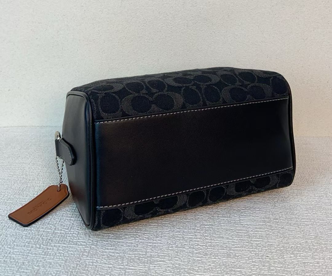 Coach 对版布料c纹有凹凸感 co945 axel 二合一斜挎包 夏日小巧百搭的斜挎包来咯 ～这款延续 包型 枕头包的款式
