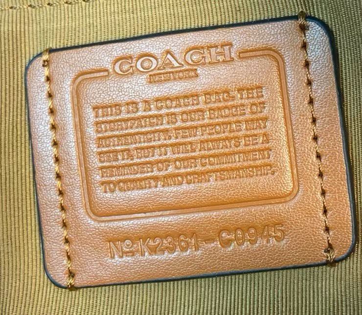 Coach 对版布料c纹有凹凸感 co945 axel 二合一斜挎包 夏日小巧百搭的斜挎包来咯 ～这款延续 包型 枕头包的款式