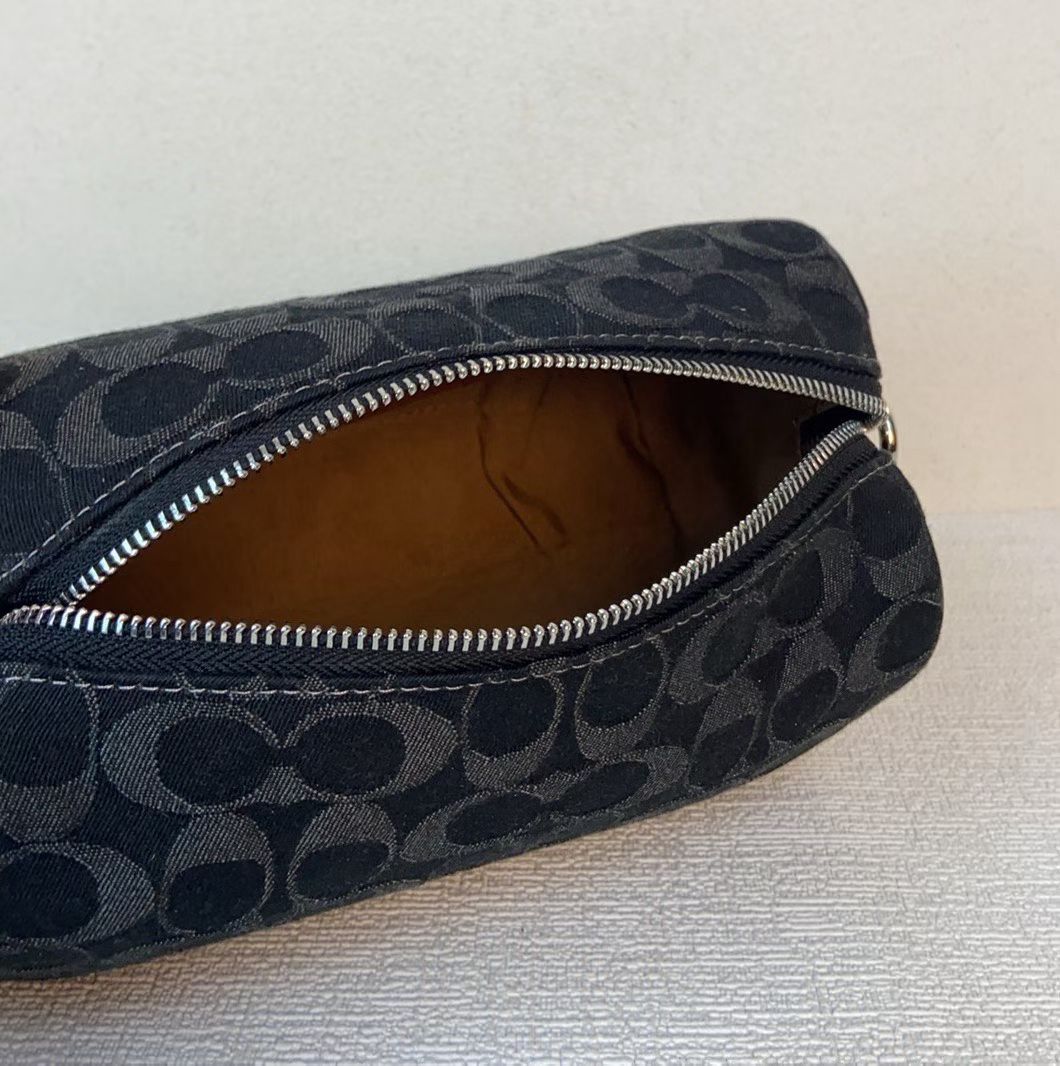 Coach 对版布料c纹有凹凸感 co945 axel 二合一斜挎包 夏日小巧百搭的斜挎包来咯 ～这款延续 包型 枕头包的款式