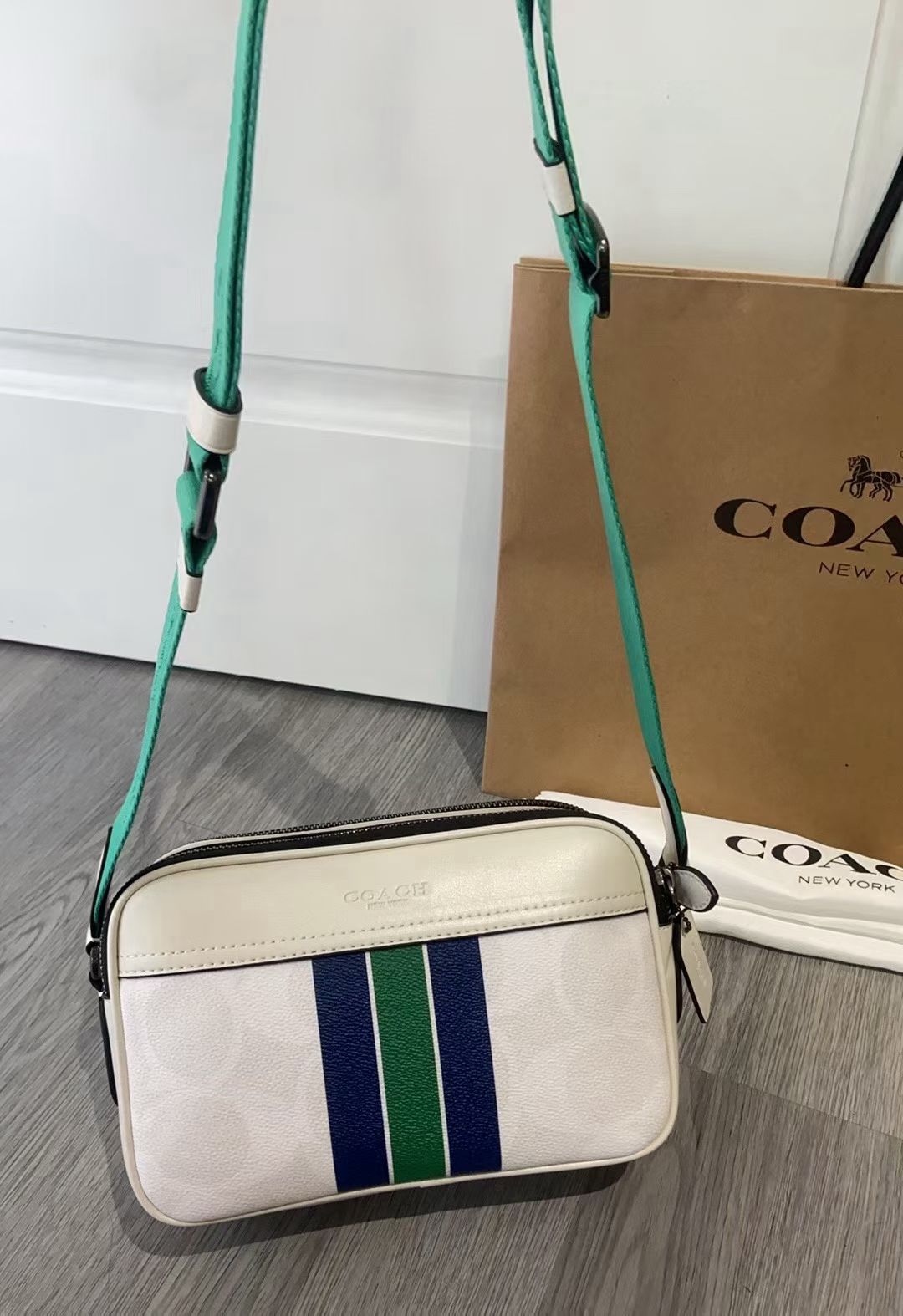 Coach Coach11月新品 C5810 CCG30 CBI86男士学院风相机包 双隔层设计 超柔软牛皮材质 非常洋气 上档次 范十足