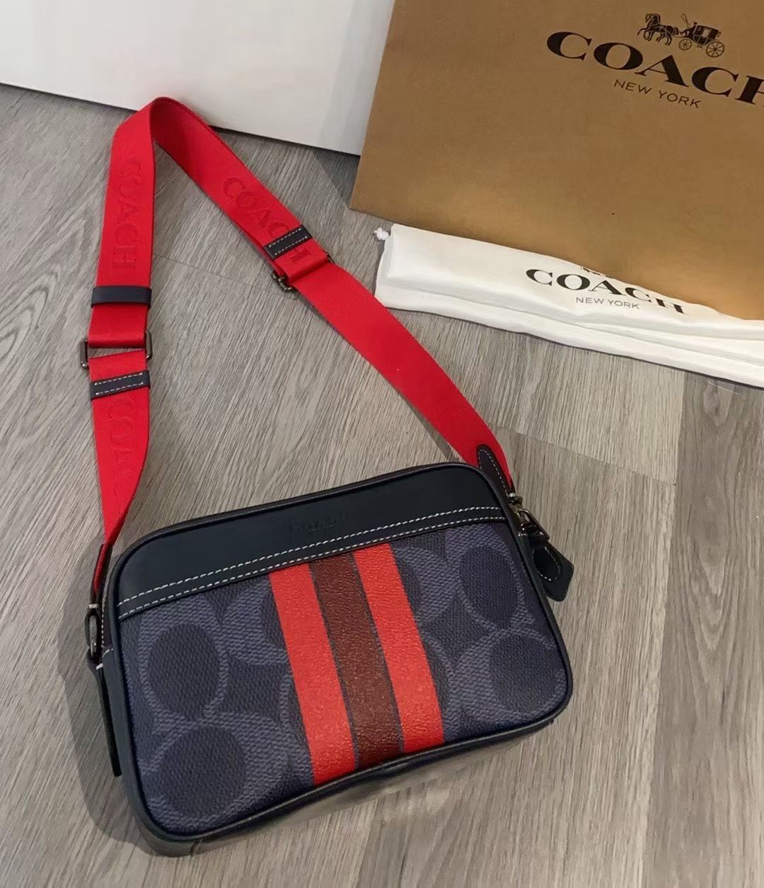 Coach Coach11月新品 C5810 CCG30 CBI86男士学院风相机包 双隔层设计 超柔软牛皮材质 非常洋气 上档次 范十足