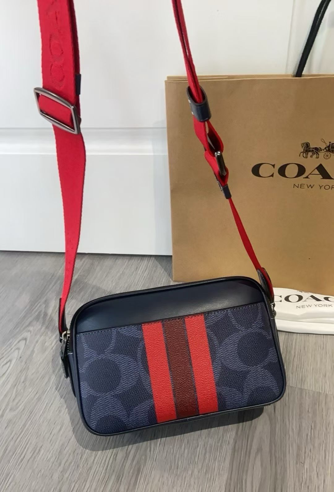 Coach Coach11月新品 C5810 CCG30 CBI86男士学院风相机包 双隔层设计 超柔软牛皮材质 非常洋气 上档次 范十足