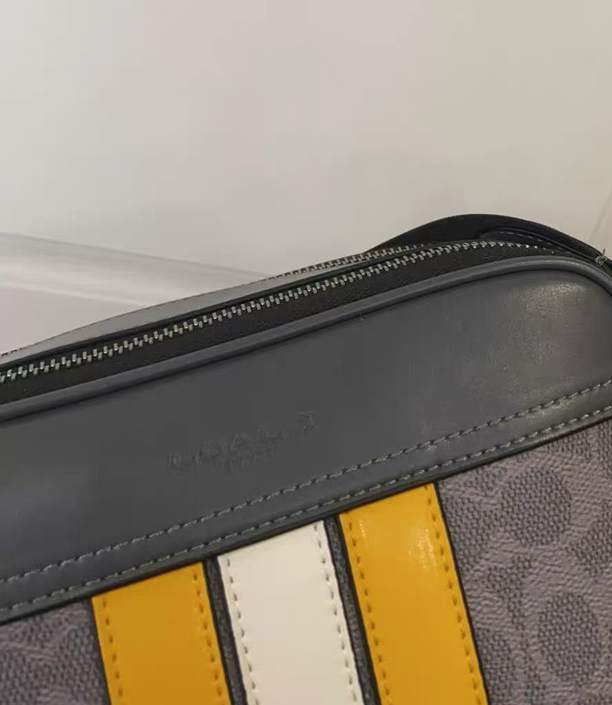 Coach Coach11月新品 CCG30 男士学院风相机包 双隔层设计 超柔软牛皮材质 非常洋气 上档次 范十足