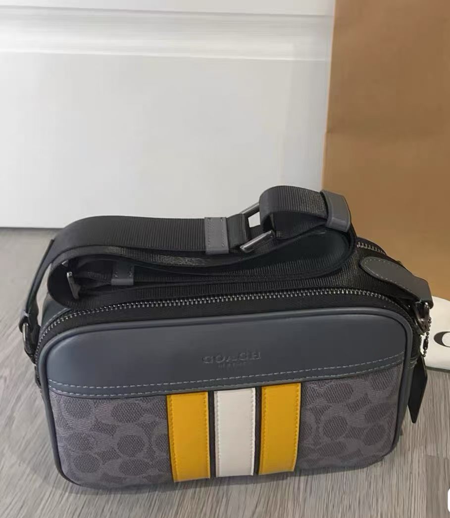 Coach Coach11月新品 CCG30 男士学院风相机包 双隔层设计 超柔软牛皮材质 非常洋气 上档次 范十足