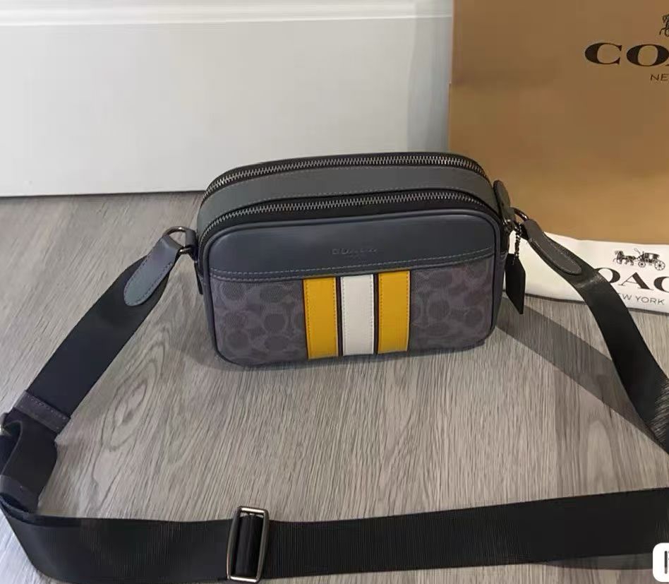 Coach Coach11月新品 CCG30 男士学院风相机包 双隔层设计 超柔软牛皮材质 非常洋气 上档次 范十足