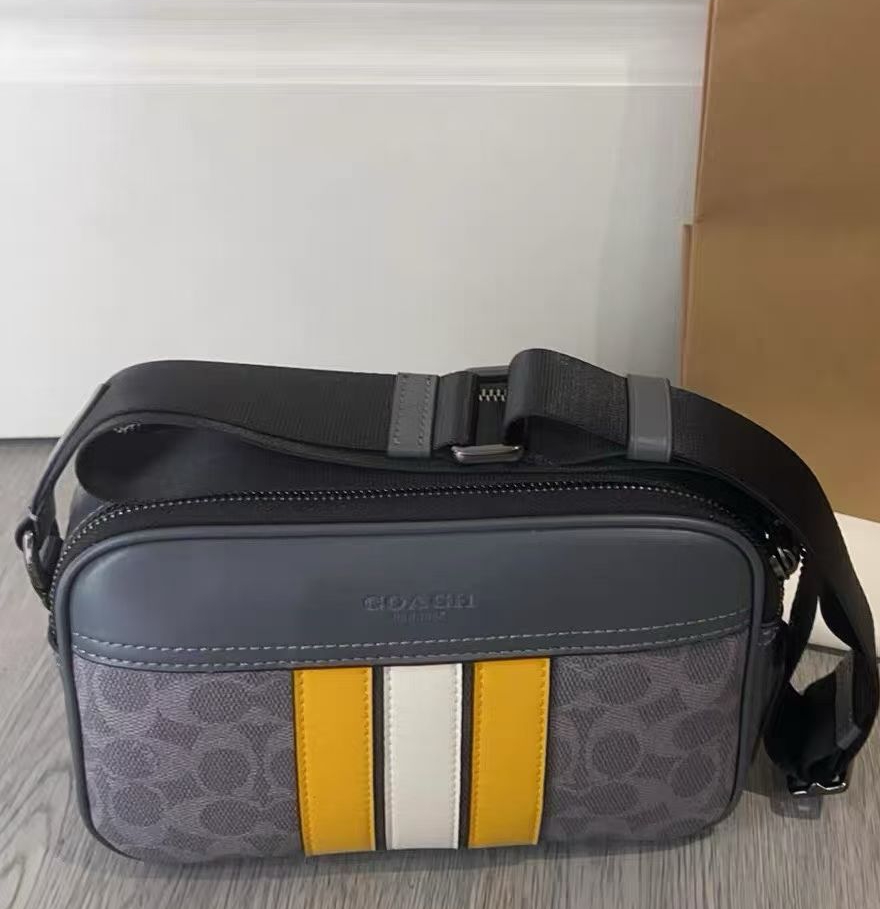 Coach Coach11月新品 CCG30 男士学院风相机包 双隔层设计 超柔软牛皮材质 非常洋气 上档次 范十足