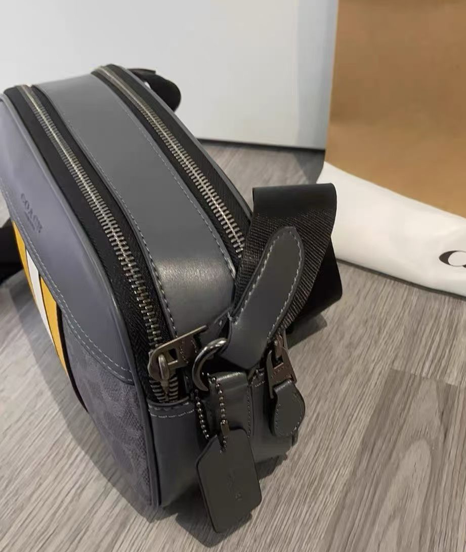 Coach Coach11月新品 CCG30 男士学院风相机包 双隔层设计 超柔软牛皮材质 非常洋气 上档次 范十足