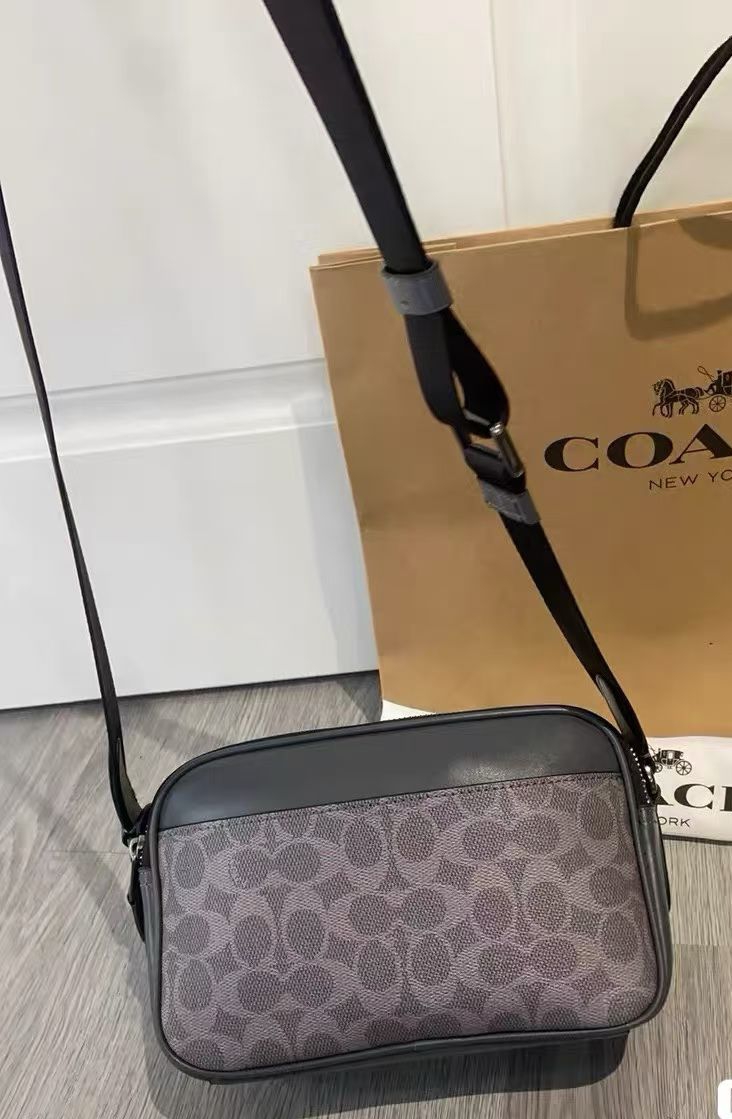 Coach Coach11月新品 CCG30 男士学院风相机包 双隔层设计 超柔软牛皮材质 非常洋气 上档次 范十足