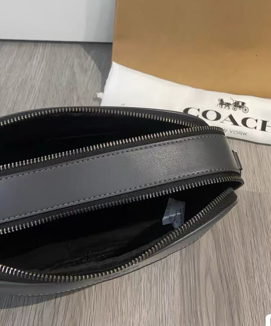 Coach Coach11月新品 CCG30 男士学院风相机包 双隔层设计 超柔软牛皮材质 非常洋气 上档次 范十足