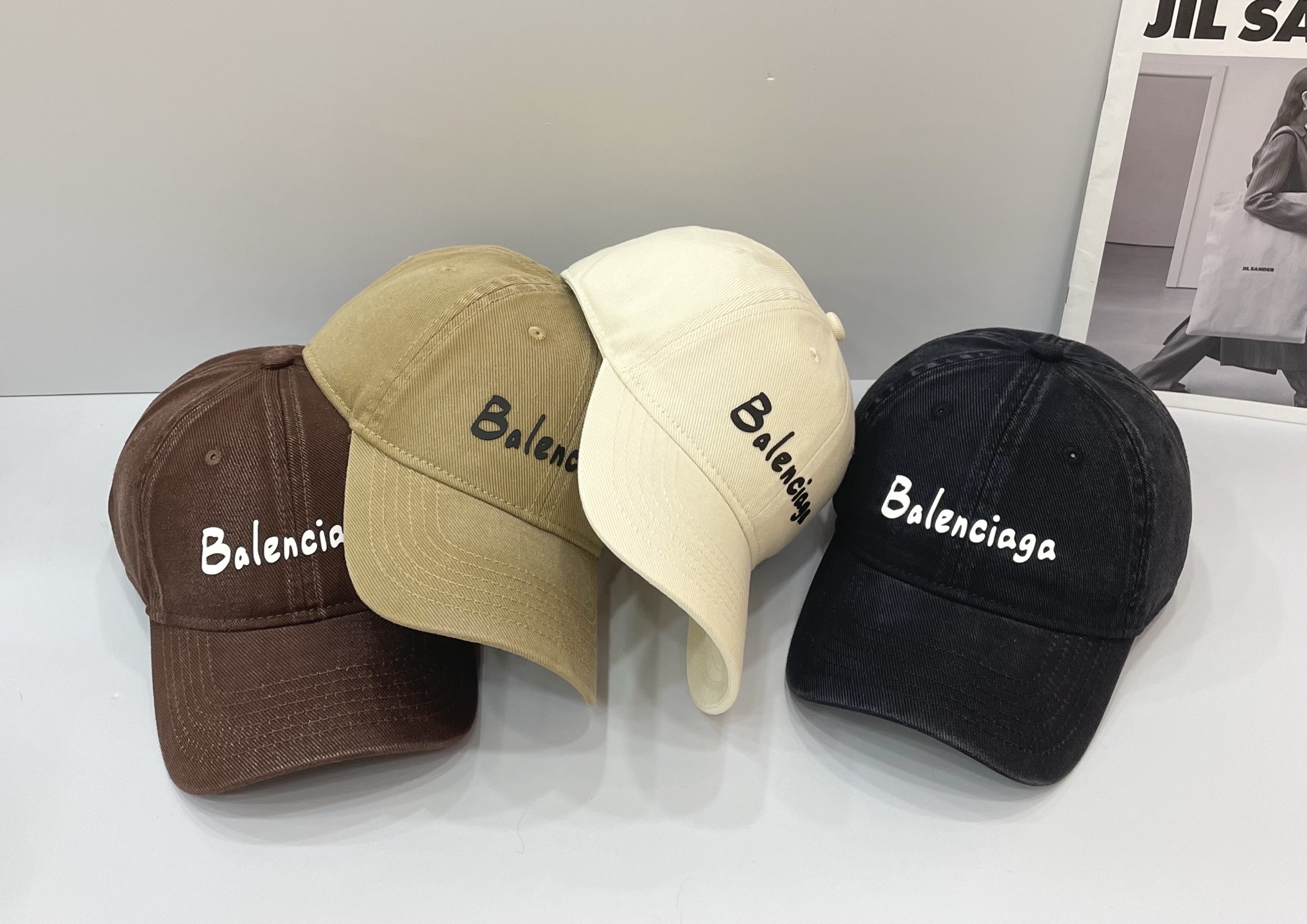  BALENCIAGA巴黎世家新款logo棒球帽，很酷的色系，男女佩戴都有不同style，第一批抢先出货