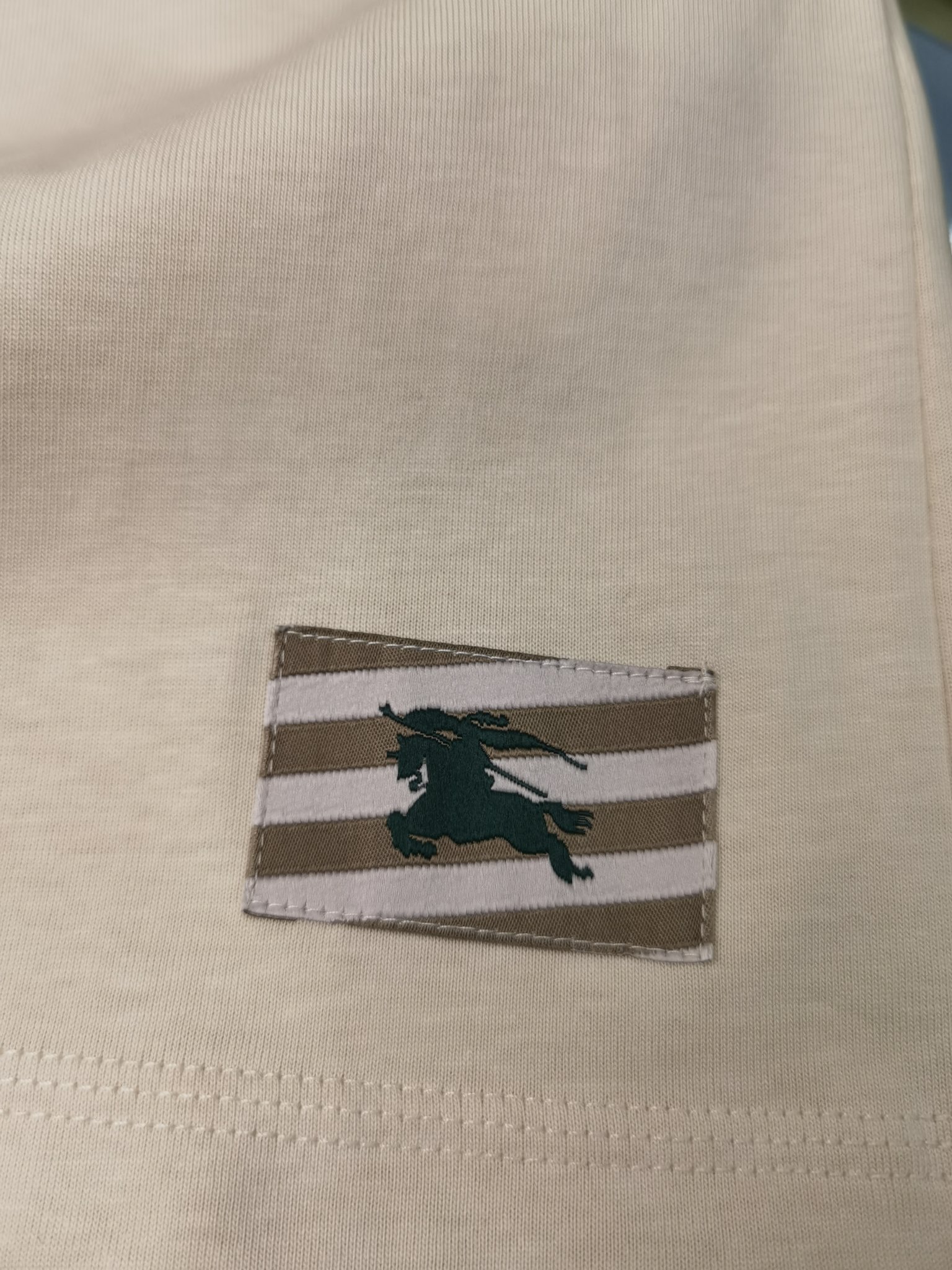 Pyjdle码数:S-M-L-XLBUR  马术骑士徽标T恤衫，常规版型  选用平织棉面料打造，衣角饰有点缀马术骑士徽标（EKD）贴花