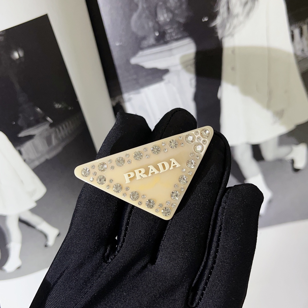 Prada’s Hot Collection: Achille’s Triangle and Sweet Girl Fashion Trend - 图片 7