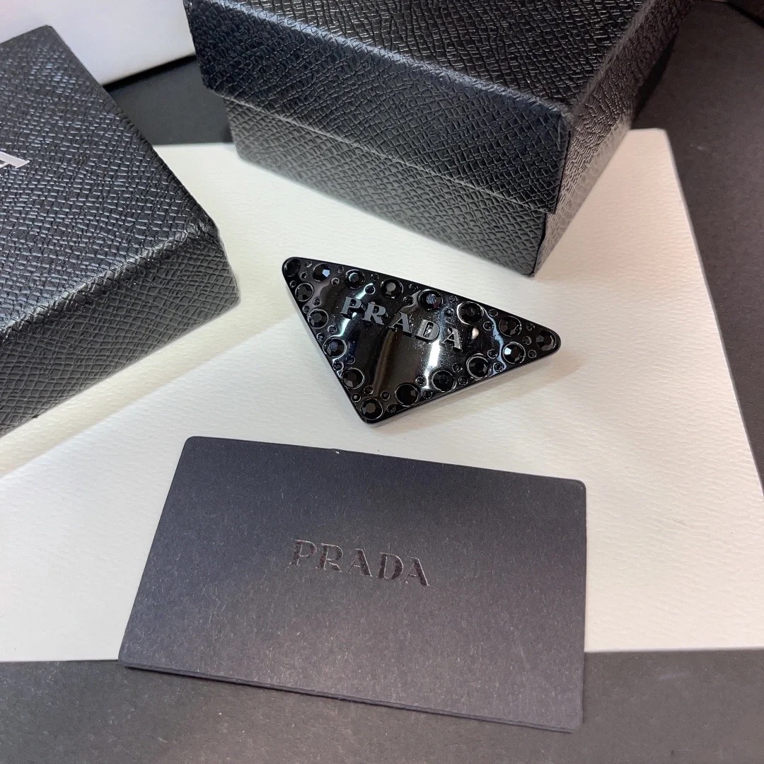 Prada’s Hot Collection: Achille’s Triangle and Sweet Girl Fashion Trend - 图片 5