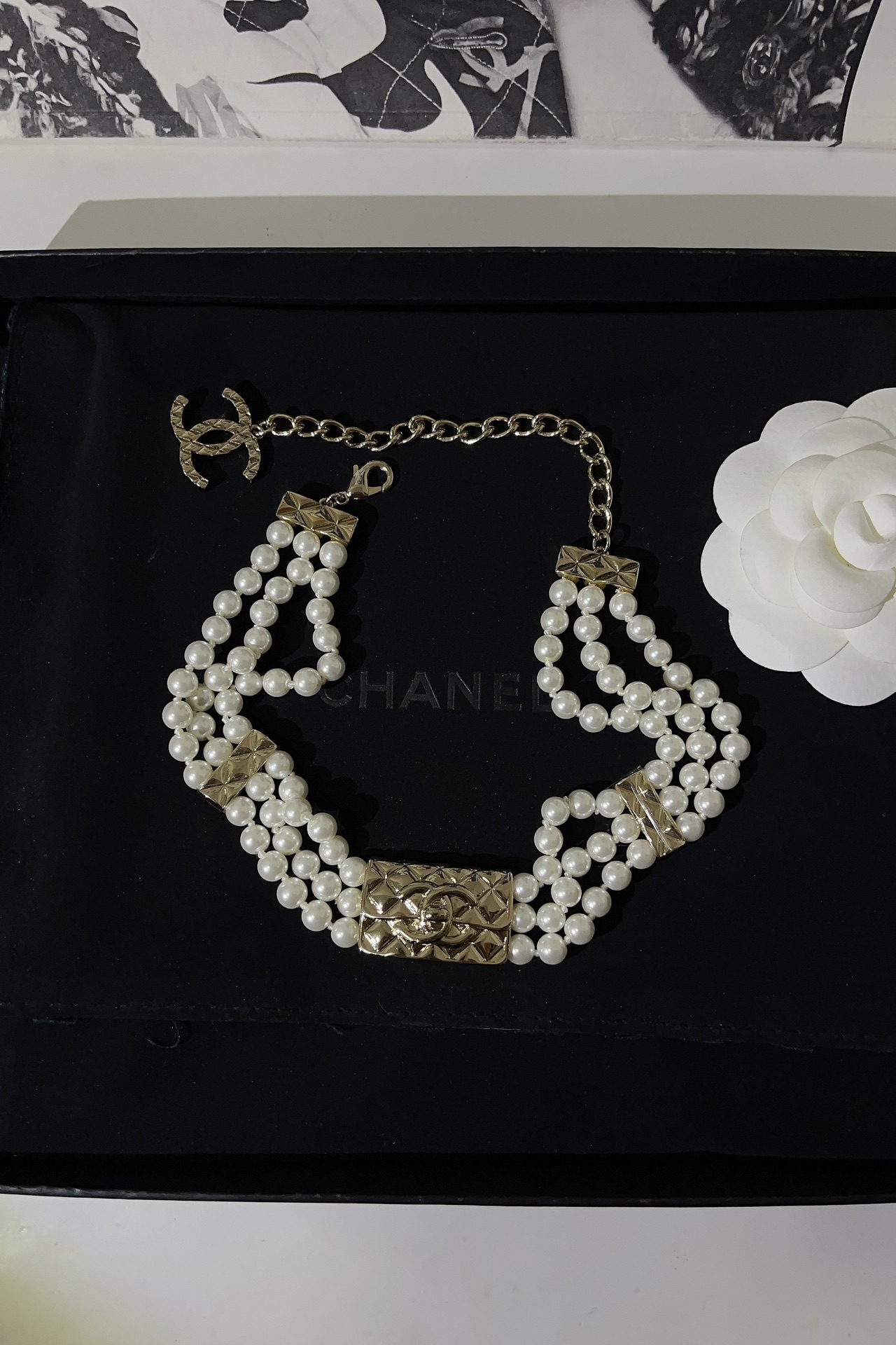  𝑪𝒉𝒂𝒏𝒆𝒍 cf金色三层包包珍珠项链
三层珍珠颈链choker
Vintage 即视感上身优雅耐看
