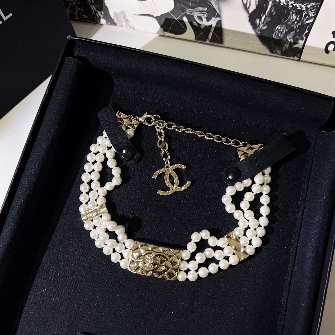  𝑪𝒉𝒂𝒏𝒆𝒍 cf金色三层包包珍珠项链
三层珍珠颈链choker
Vintage 即视感上身优雅耐看
