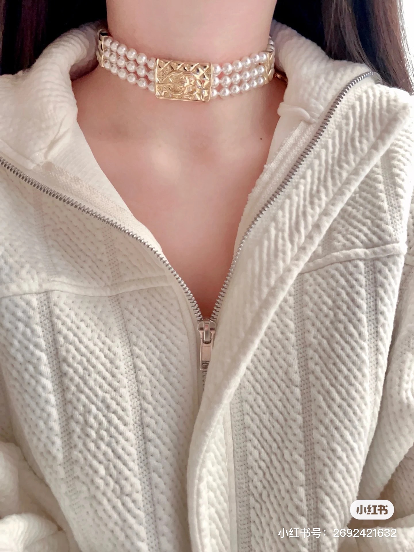  𝑪𝒉𝒂𝒏𝒆𝒍 cf金色三层包包珍珠项链
三层珍珠颈链choker
Vintage 即视感上身优雅耐看
