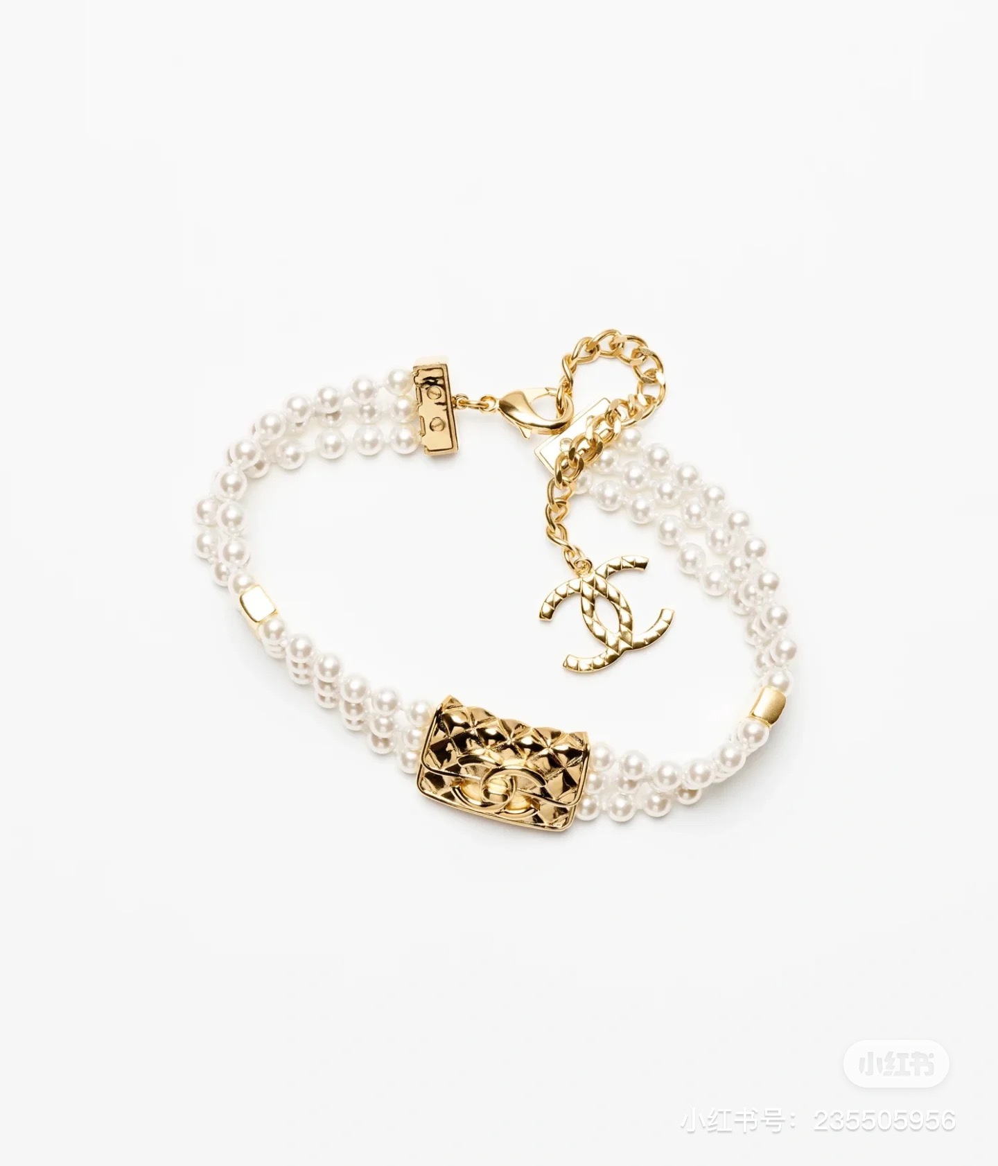  𝑪𝒉𝒂𝒏𝒆𝒍 cf金色三层包包珍珠项链
三层珍珠颈链choker
Vintage 即视感上身优雅耐看
