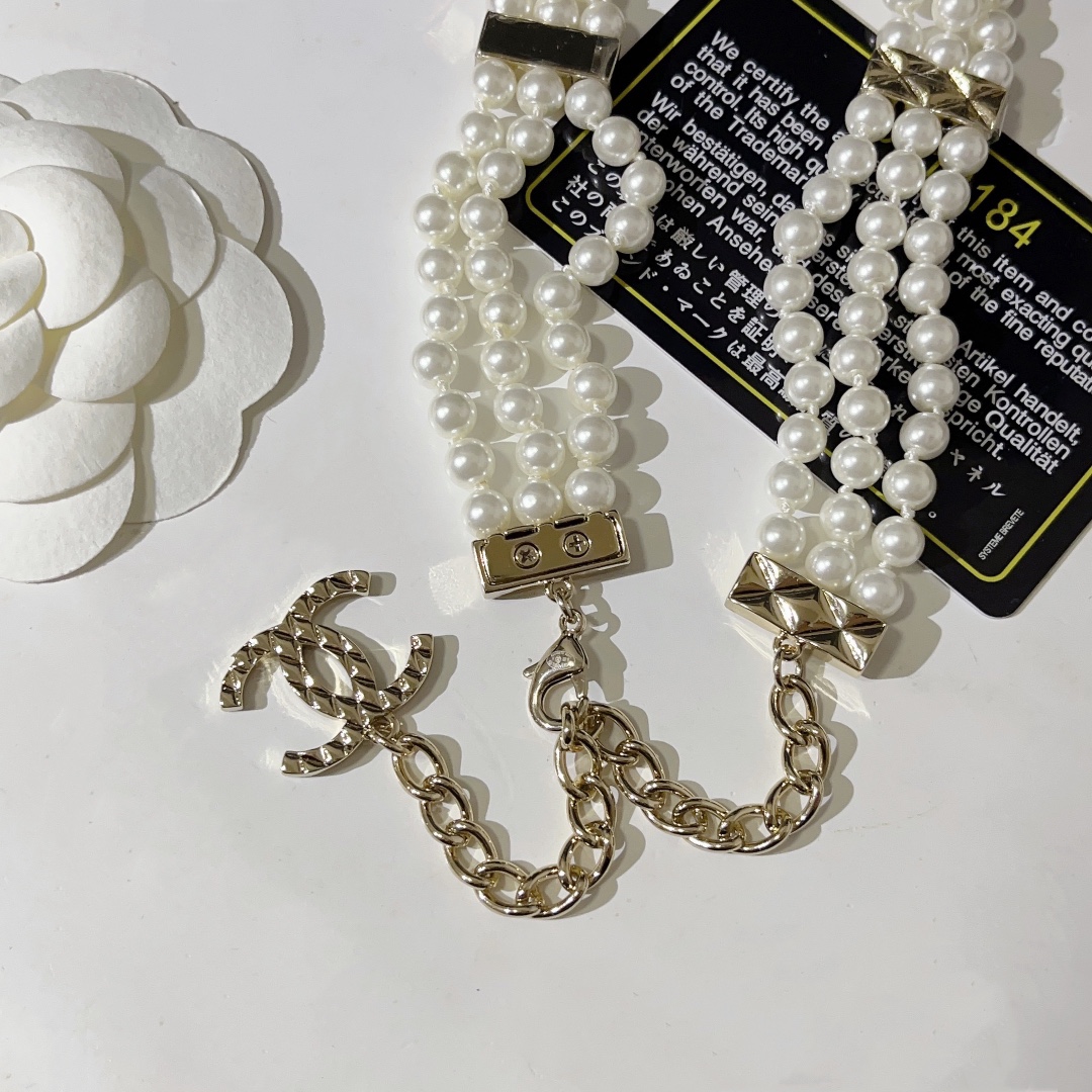  𝑪𝒉𝒂𝒏𝒆𝒍 cf金色三层包包珍珠项链
三层珍珠颈链choker
Vintage 即视感上身优雅耐看
