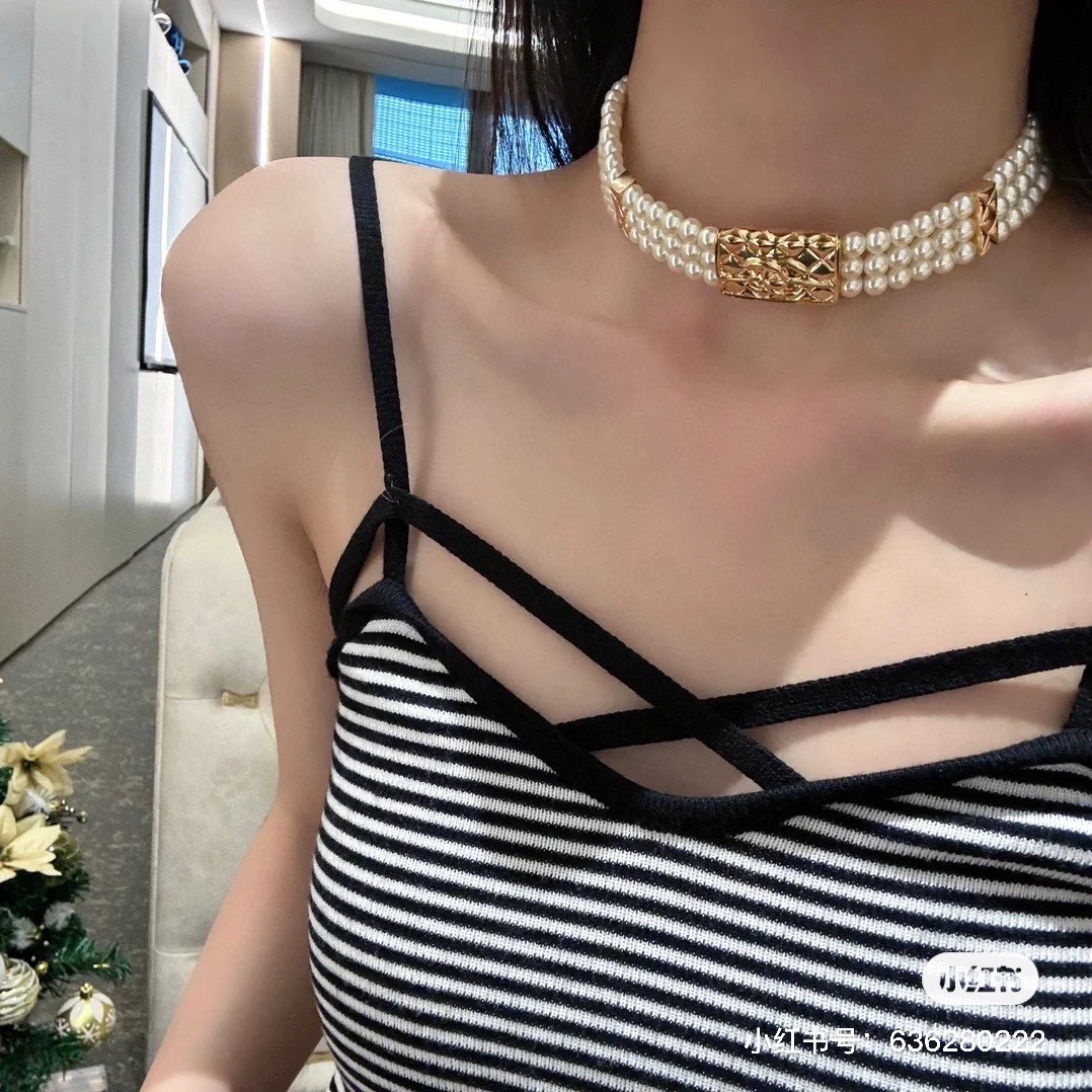  𝑪𝒉𝒂𝒏𝒆𝒍 cf金色三层包包珍珠项链
三层珍珠颈链choker
Vintage 即视感上身优雅耐看
