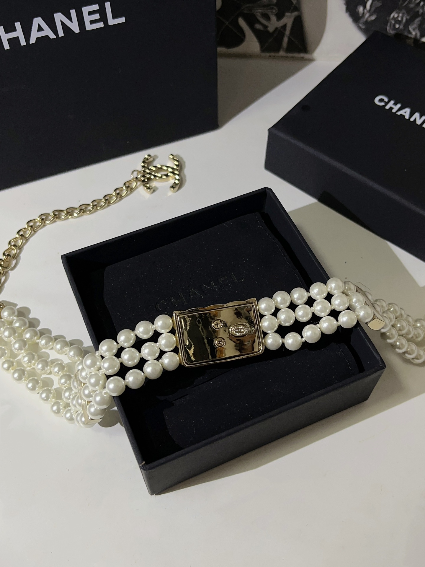  𝑪𝒉𝒂𝒏𝒆𝒍 cf金色三层包包珍珠项链
三层珍珠颈链choker
Vintage 即视感上身优雅耐看
