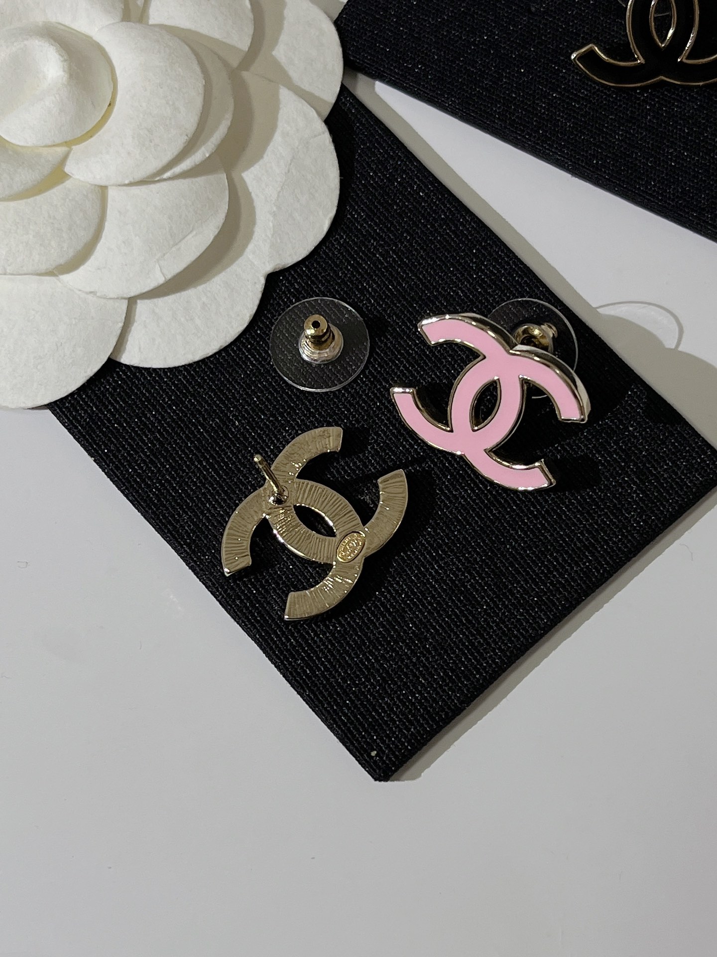  𝑪𝒉𝒂𝒏𝒆𝒍25。 爆款珐琅双c耳钉🆕
黑白拼色最经典，高巨百搭🖤
粉色俏皮可爱减龄神器💖
百搭不挑人